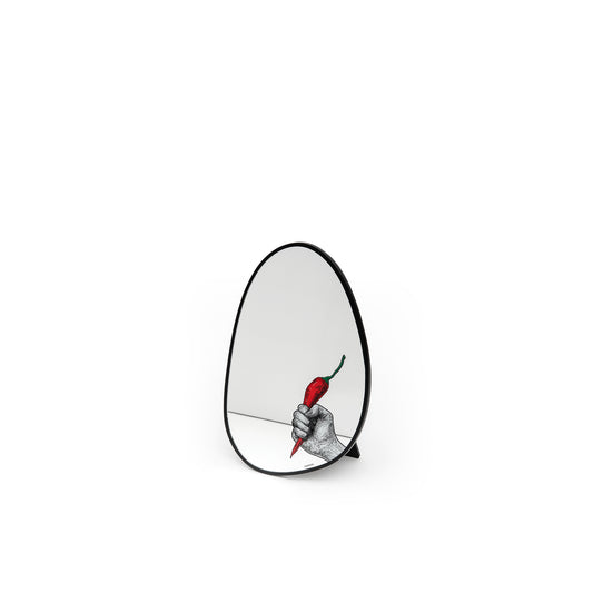 Lo specchio da appoggio "The Spicy Riot" è una rivisitazione moderna dell'icona del peperoncino, simbolo di fortuna e coraggio. Aggiungi un tocco di audacia alla tua routine di bellezza con questo specchio unico e di qualità della linea Sequenze!  cm 15 x 9 x 24 h - Peso: gr 320. In negozio e online su tuttochic.it