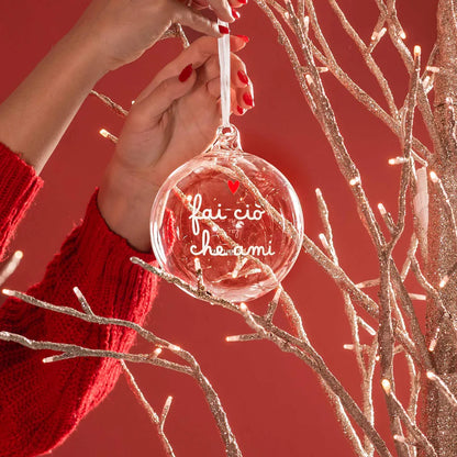 Aggiungi un tocco di eleganza al tuo albero di Natale con questa pallina realizzata in vetro borosilicato, un materiale trasparente, resistente e brillante, questa pallina porta un messaggio di ispirazione: "fai ciò che ami". In negozio e online su tuttochic.it