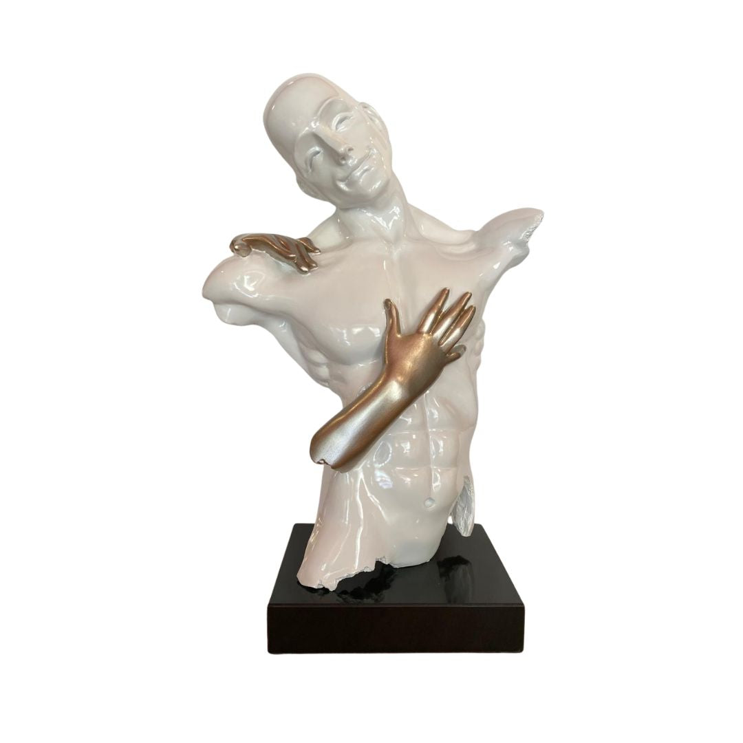 Scultura moderna "Il Mito dell'Amore" di Ambienti Glamour, busto maschile bianco con mani dorate, altezza 65 cm su base in marmo nero, Tutto Chic.