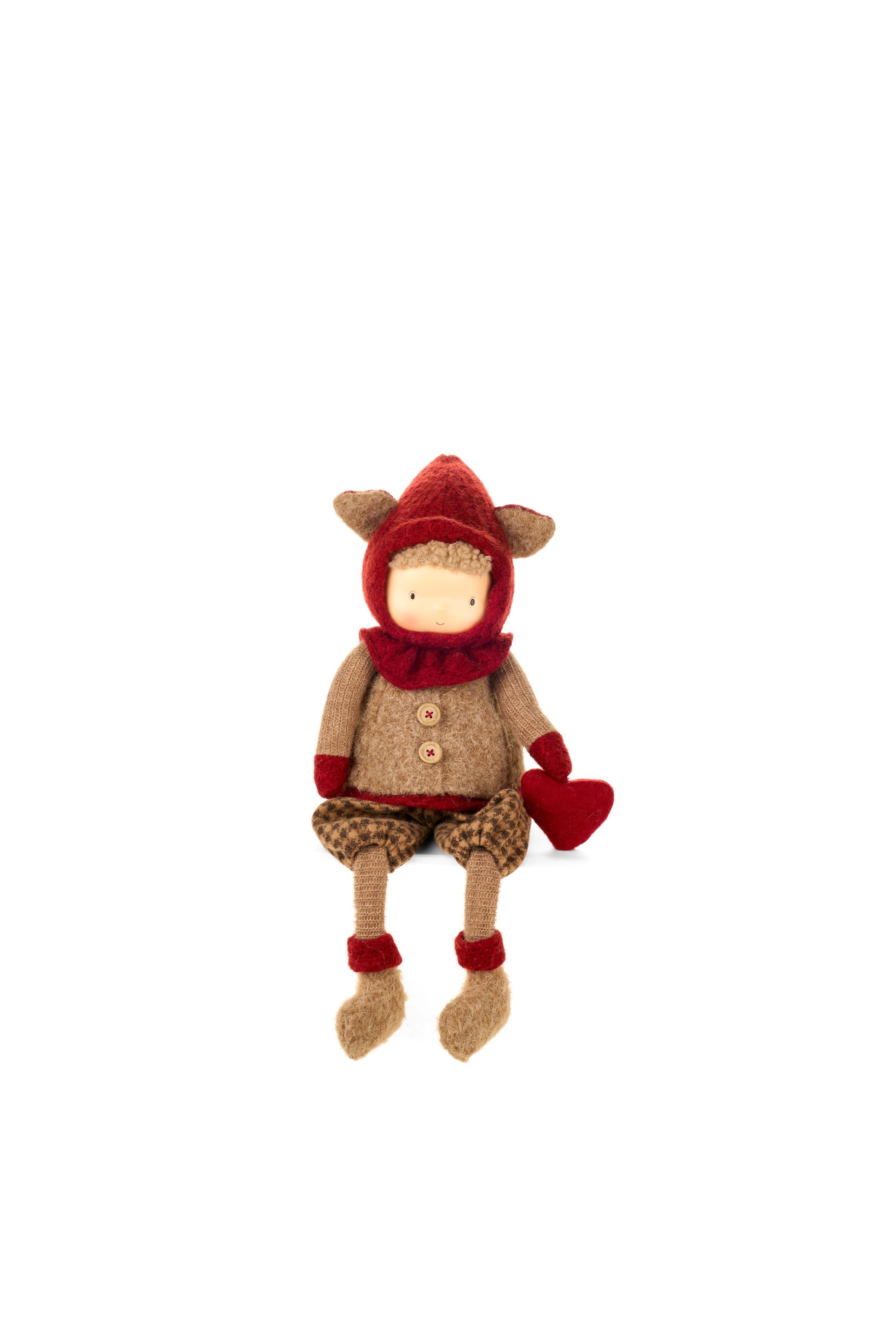 Bambola decorativa ragazzo seduto con cuore rosso h 52 cm, collezione Vintage Toys Nuvole di Stoffa, gambe lunghe per mobili, Tutto Chic.