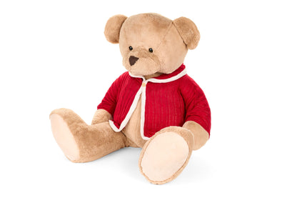 Orso di peluche vintage alto 60 cm con giacca in maglia rossa e bottone centrale, seduto, collezione natalizia Nuvole di Stoffa, Tutto Chic.