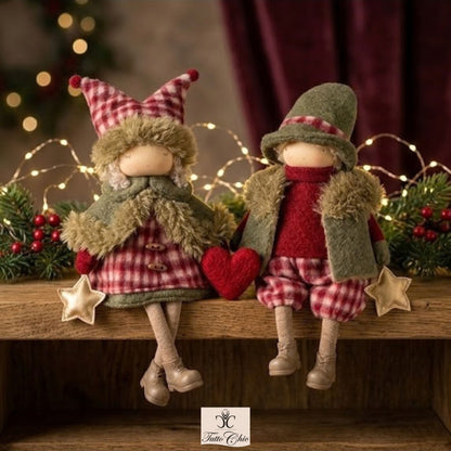 Decorazione natalizia Ragazzo/a con Pellicciotto e Stella della collezione Vintage Toys di Nuvole di Stoffa, alta 40 cm, vestita con cappottino a quadri, mantella verde e cappello a punta con pompon.
