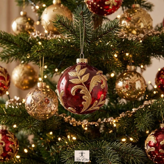 Decoro palla in vetro rosso con decoro oro per albero di Natale. Dimensioni: ø cm 10. In negozio e online su tuttochic.it