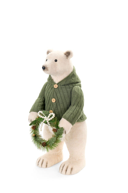Maxi decorazione natalizia da terra a forma di orso polare in piedi in peluche bianco, con cappotto in maglia treccia verde bosco e bottoni in legno, mentre regge una ghirlanda con fiocco di perle, altezza 73 cm, Nuvole di Stoffa, Tutto Chic.