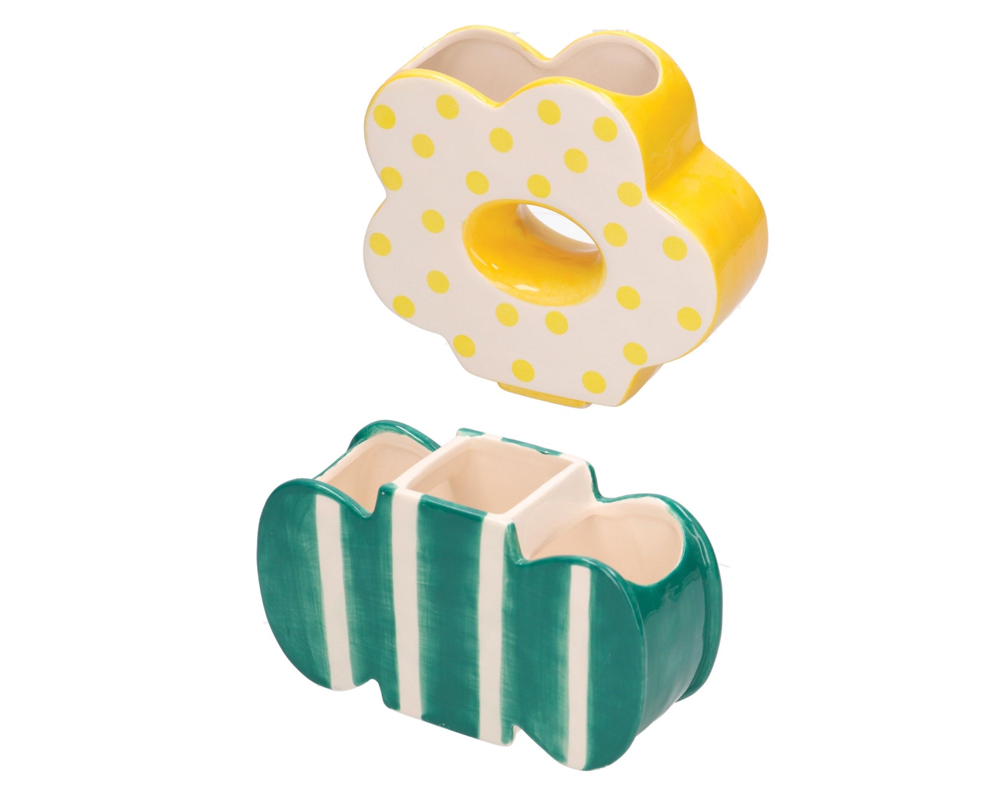 Set di 2 vasetti in ceramica decorati a mano. I vasetti possono essere esposti separatamente o sovrapponendo il fiore giallo al vaso verde. Dimensioni totali: cm 19 x 7 x 26.5 h. In negozio e online su tuttochic.it