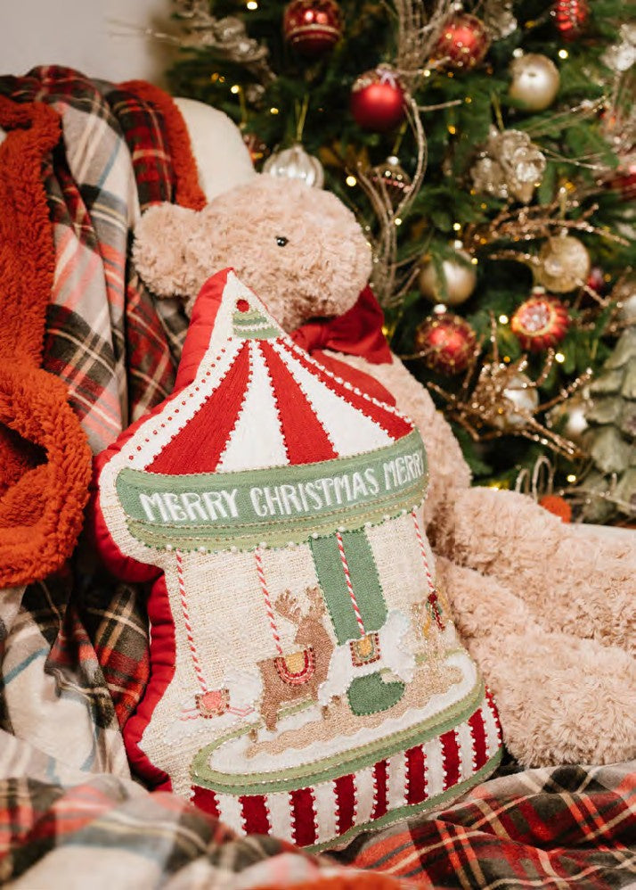 Cuscino natalizio sagomato a forma di giostra carosello con ricami di cavalli e renne, scritta Merry Christmas, collezione Vintage Toys Nuvole di Stoffa, Tutto Chic.