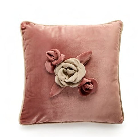 Cuscino quadrato in velluto. Disponibile in tre colori: Rosa Antico, Lilla e Verde, non sfoderabile. Dimensioni: cm 45x45. In negozio e online su tuttochic.it