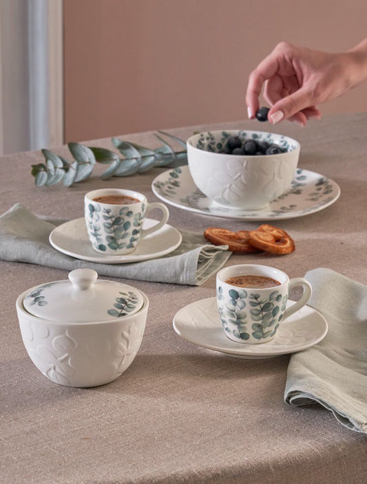 La Zuccheriera Sempreverde unisce l’eleganza raffinata della satin porcelain alla delicatezza naturale di un decoro a rilievo Dimensioni totali : Ø cm 10 x h 8 - 240 ml. In negozio e online su tuttochic.it 