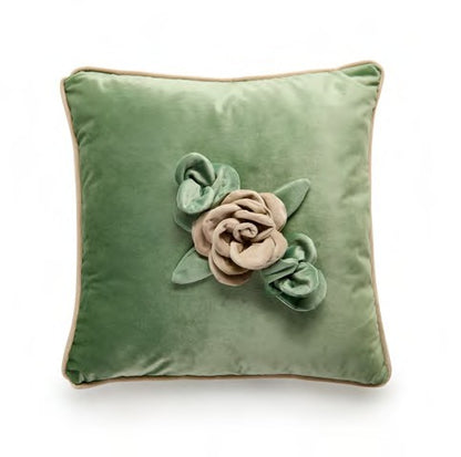 Cuscino quadrato in velluto. Disponibile in tre colori: Rosa Antico, Lilla e Verde, non sfoderabile. Dimensioni: cm 45x45. In negozio e online su tuttochic.it