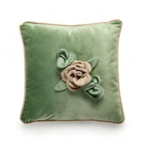 Cuscino quadrato in velluto. Disponibile in tre colori: Lilla e Verde, non sfoderabile. Dimensioni: cm 45x45. In negozio e online su tuttochic.it