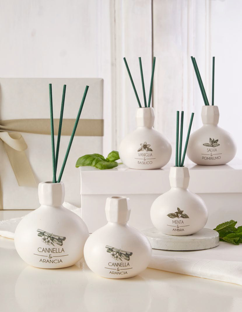 Diffusore di profumo per ambiente Salvia e Pompelmo in porcellana bianca decorata con bastoncini. Capacità: 50 ml.