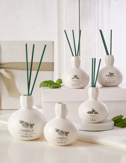 Diffusore di profumo per ambiente Salvia e Pompelmo in porcellana bianca decorata con bastoncini. Capacità: 50 ml.