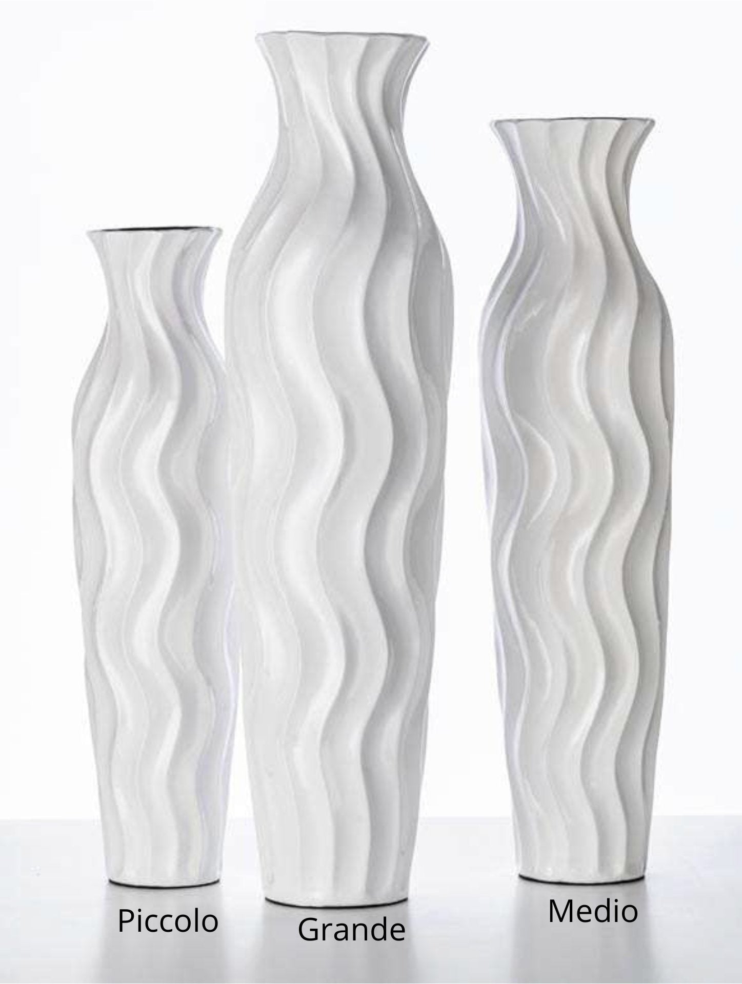 Set di tre vasi Montréal in ceramica laccata bianco lucido con trama a onde, altezze 72 cm, 83 cm e 91 cm, brand Ambienti Glamour, vasi di design da terra, Tutto Chic.