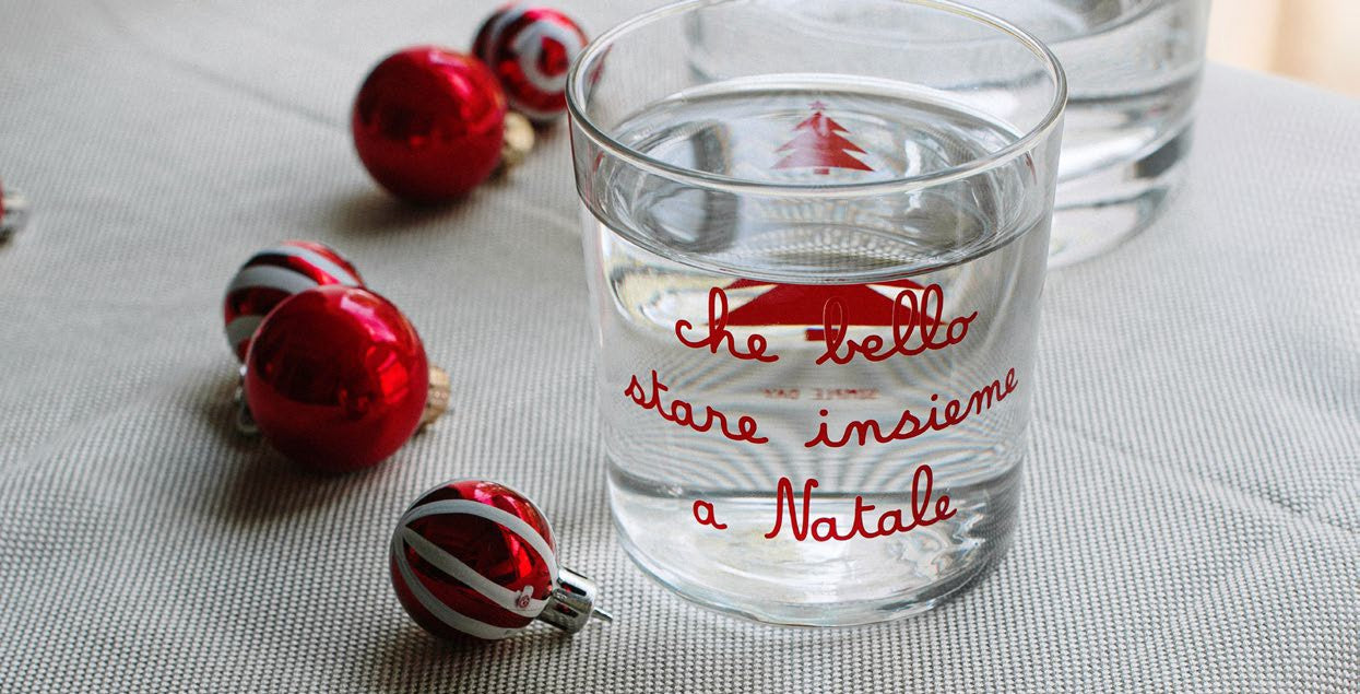 Esaltate la vostra tavola con il Set 6 Bicchieri acqua "che bello stare insieme a Natale". Realizzati in vetro temperato con una delicata scritta rosso rubino serigrafata, questi bicchieri sono perfetti per aggiungere un tocco di eleganza durante le festività.  Capacità: 35,5 cl. In negozio e online su tuttochic.it