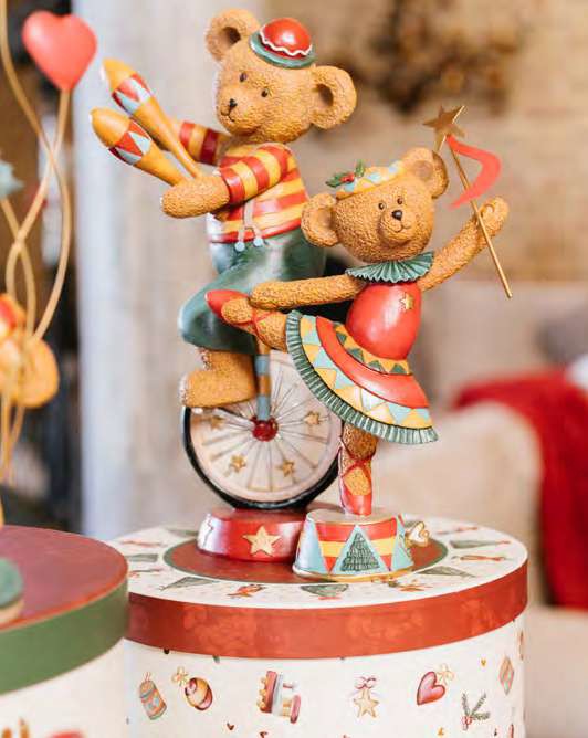 Porta l'incantevole magia del Natale a casa tua con Orso Giocoliere della collezione "Bear Wonderland". Questa statuetta in resina decorata trasmette un'atmosfera incantata e natalizia, perfetta per un tocco di eleganza e fascino nella tua casa. Dimensioni: cm 13 x 11 x 28.5. In negozio e online su tuttochic.it