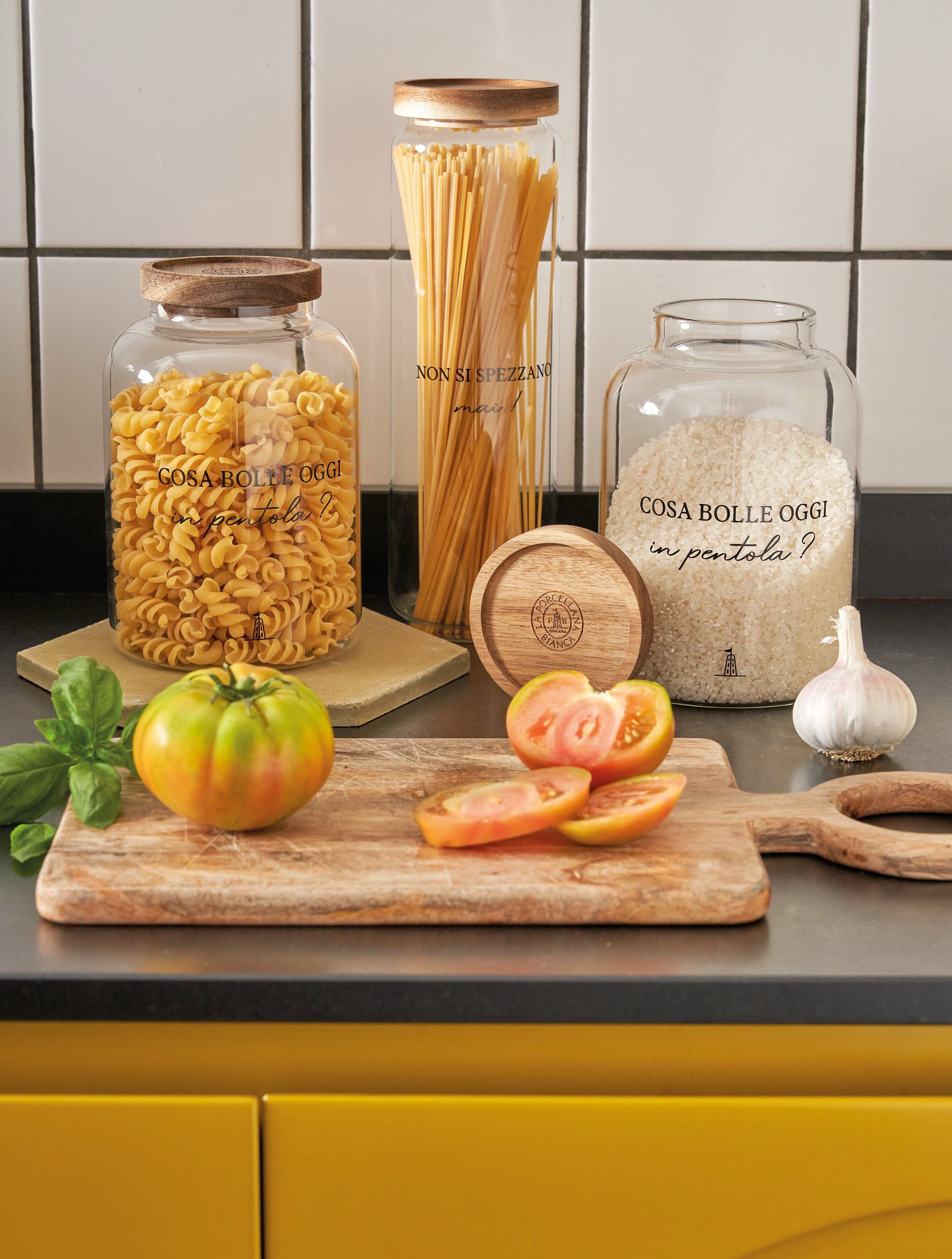 Barattolo per spaghetti in vetro borosilicato trasparente decorato con tappo ermetico in legno scuro cm ø 9 x h 29,5 - 1300 ml. In negozio e online su tuttochic.it