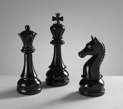 Figura decorativa Re degli Scacchi in resina nero lucido Ø 10,5 x H 30,5 cm – Mascagni Casa


