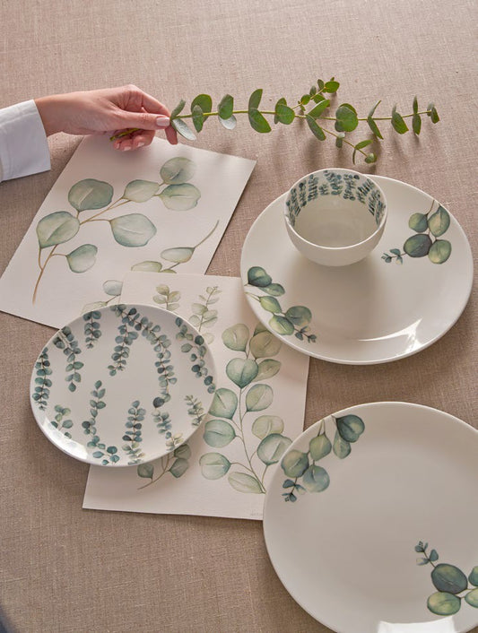 Set 18 piatti in porcellana bianca decoro Sempreverde di La Porcellana Bianca. Lavabili in lavastoviglie. In negozio e online su tuttochic.it 