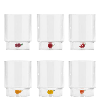 Il set Teca Frutta è composto da sei bicchieri contenenti decori realizzati a mano che raffigurano diversi frutti colorati: arancia, limone, mela, ciliegie, pera, fragola. Dimensioni: Ø 8x h 10,5 cm - 35 cl. In negozio e online su tuttochic.it