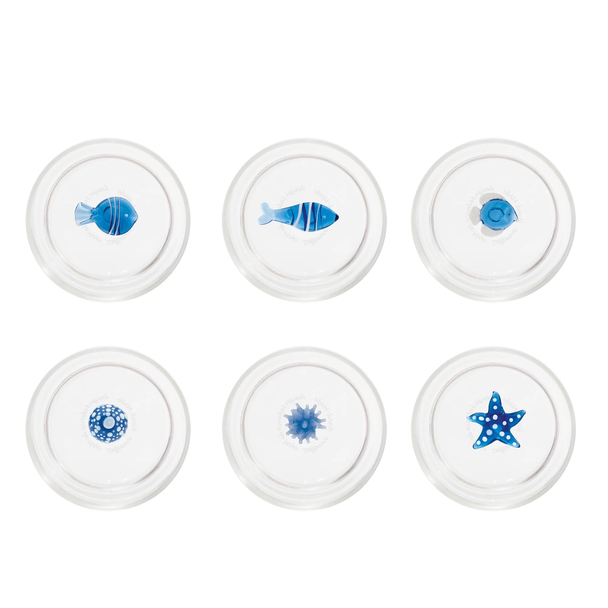 Il set Teca Mare è composto da 6 bicchieri contenenti sei diversi decori a tema “marino”, di colore bianco/blu: la stella di mare, il riccio di mare, il corallo, la sardina, il pesce palla e il pesce bicolore, tutti realizzati a mano. Dimensioni: Ø 8x h 10,5 cm - 35 cl. In negozio e online su tuttochic.it