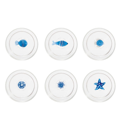 Il set Teca Mare è composto da 6 bicchieri contenenti sei diversi decori a tema “marino”, di colore bianco/blu: la stella di mare, il riccio di mare, il corallo, la sardina, il pesce palla e il pesce bicolore, tutti realizzati a mano. Dimensioni: Ø 8x h 10,5 cm - 35 cl. In negozio e online su tuttochic.it