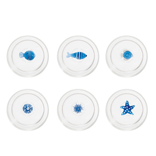 Il set Teca Mare è composto da 6 bicchieri contenenti sei diversi decori a tema “marino”, di colore bianco/blu: la stella di mare, il riccio di mare, il corallo, la sardina, il pesce palla e il pesce bicolore, tutti realizzati a mano. Dimensioni: Ø 8x h 10,5 cm - 35 cl. In negozio e online su tuttochic.it