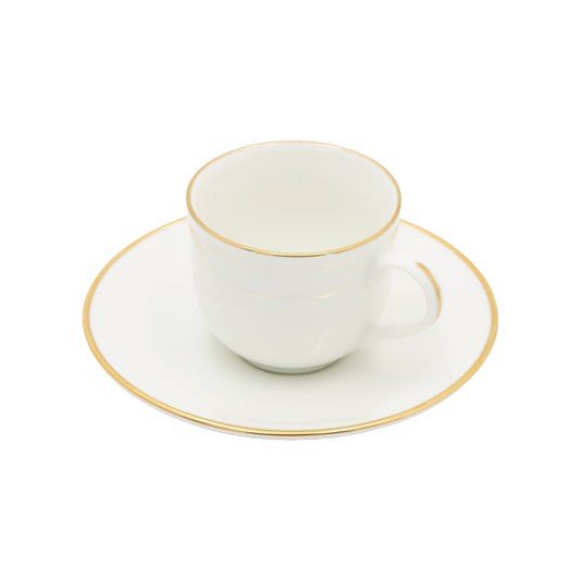 Set di 6 tazzine caffè con piattino in porcellana bianca con filo oro. Esalta il tuo caffè con l'eleganza e lo stile di MAESTÀ. Questo set di tazzine con piattino è realizzato in porcellana satin con un filo d'oro, aggiungendo un tocco di lusso alla tua pausa caffè. In negozio e online su tuttochic.it