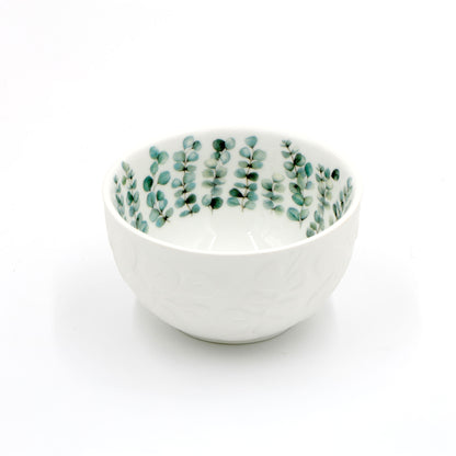 La Coppetta Sempreverde set da 6 pezzi unisce l’eleganza della satin porcelain alla delicatezza di un decoro a rilievo ispirato alla natura. Dimensioni: Ø cm 12 x h 6,5. In negozio e online su 