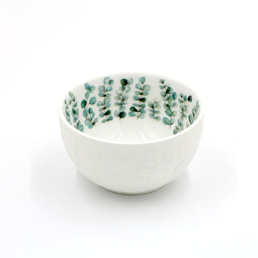 La Coppetta Sempreverde set da 6 pezzi unisce l’eleganza della satin porcelain alla delicatezza di un decoro a rilievo ispirato alla natura. Dimensioni: Ø cm 12 x h 6,5. In negozio e online su 