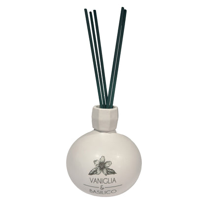 Diffusore di profumo per ambiente Vaniglia e Basilico in porcellana bianca decorata con bastoncini. Capacità: 120 ml. In negozio e online su tuttochic.it