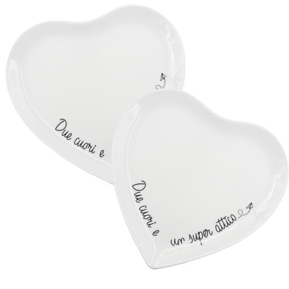 2 piattini a forma di cuore per alimenti in porcellana bianca decorata. Dimensioni singolo pezzo: cm Ø 17 x h 1,5. In negozio e online su tuttochic.it
