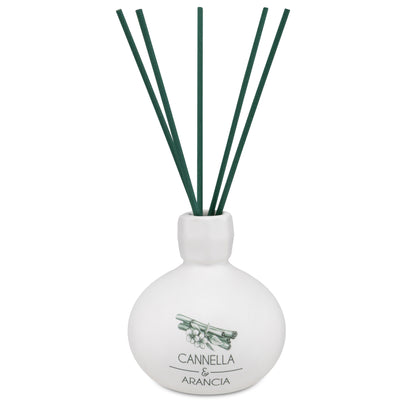 Diffusore di profumo per ambiente Cannella e Arancia in porcellana bianca decorata con bastoncini. Capacità: 120 ml. In negozio e online su tuttochic.it