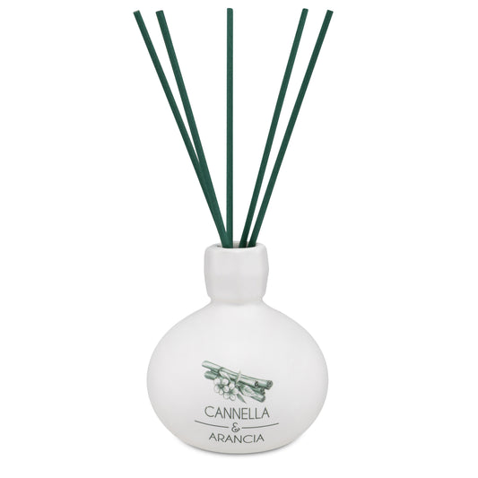 Diffusore di profumo per ambiente Cannella e Arancia in porcellana bianca decorata con bastoncini. Capacità: 120 ml. In negozio e online su tuttochic.it