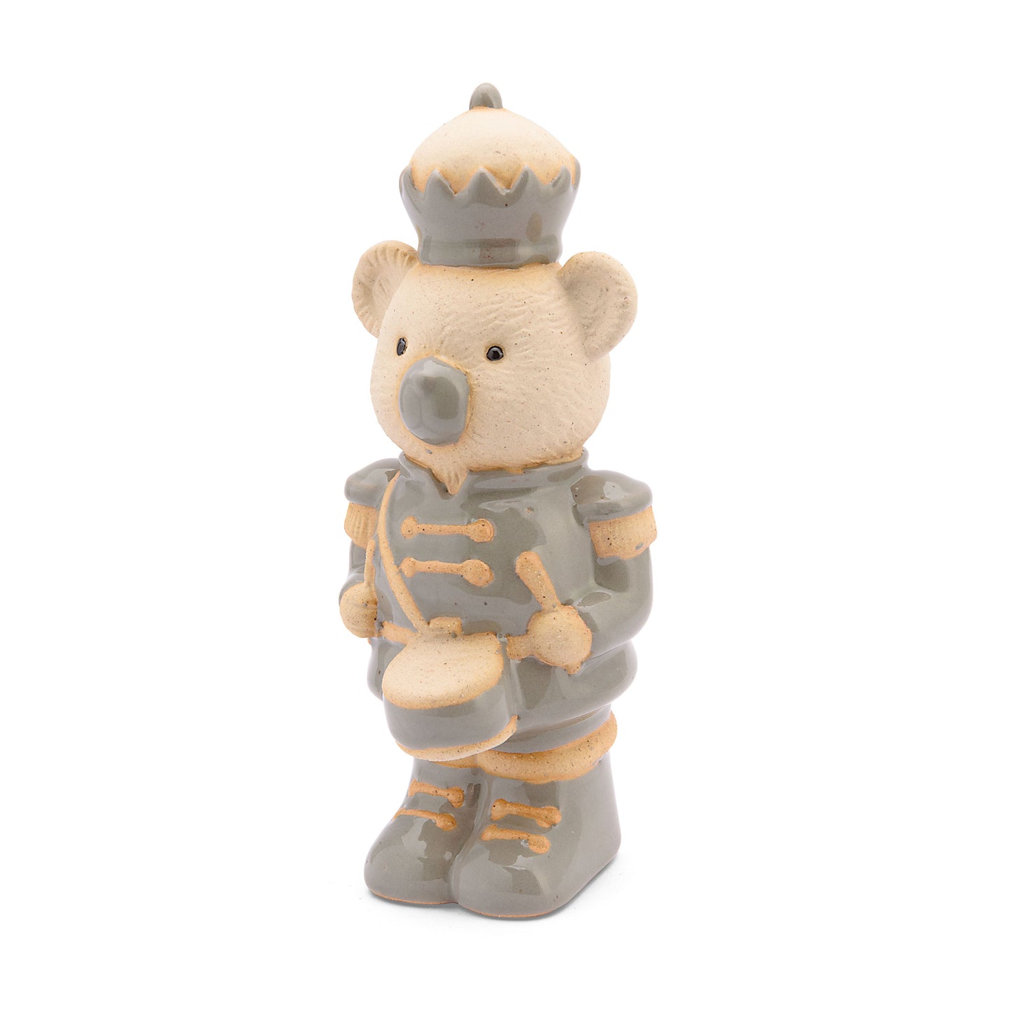 L'elegante Orso grigio della collezione "LAPARATA" di Rituali Domestici è il complemento perfetto per le festività. Questa statuetta decorata come un soldatino schiaccianoci natalizio è realizzata in gres, e dona un tocco raffinato al tuo arredamento. Dimensioni: cm 6.5 x 6.5 x 15 h. In negozio e online su tuttochic.it