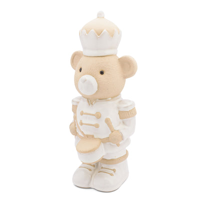 L'elegante Orso bianco della collezione "LAPARATA" di Rituali Domestici è il complemento perfetto per le festività. Questa statuetta decorata come un soldatino schiaccianoci natalizio è realizzata in gres, e dona un tocco raffinato al tuo arredamento. Dimensioni: cm 12 x 11 x 27.5 h. In negozio e online su tuttochic.it