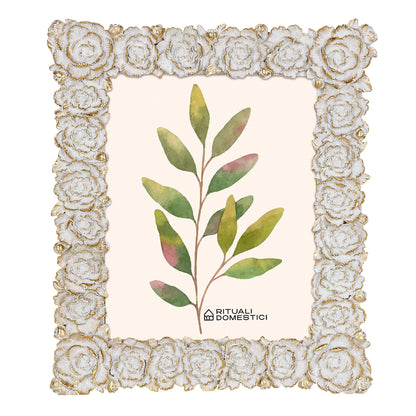 portafoto in pregiata resina con decoro fiori color bianco e oro, Disponibile in più misure per foto 20x25 - 15x20 - 10x15. In negozio e online su tuttochic.it