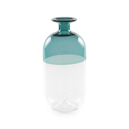 Delicato ed esclusivo, il Vaso monofiore verde cm 17  della collezione "Ametà" di Rituali Domestici è realizzato in pregiato vetro soffiato borosilicato. Con la sua eleganza senza tempo, questo vaso aggiungerà un tocco di lusso e stile alla tua casa. Dimensioni: Ø 8 x 17 h cm. In negozio e online su tuttochic.it 