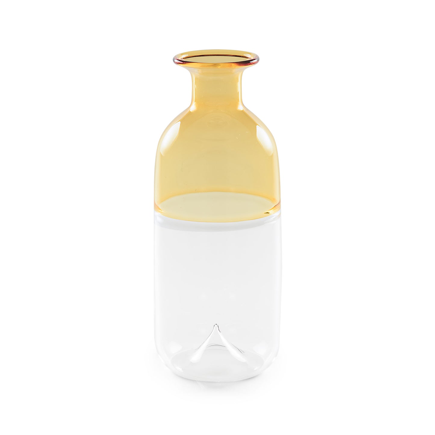 Delicato ed esclusivo, il Vaso monofiore giallo cm 18,5  della collezione Ametà di Rituali Domestici è realizzato in pregiato vetro soffiato borosilicato. Con la sua eleganza senza tempo, questo vaso aggiungerà un tocco di lusso e stile alla tua casa. Dimensioni: Ø 7,5 x 18.5 h cm. In negozio e online su tuttochic.it 