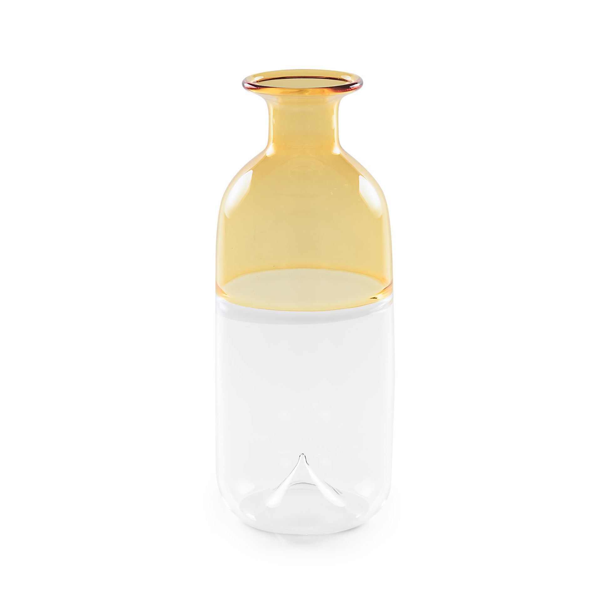 Delicato ed esclusivo, il Vaso monofiore giallo cm 18,5  della collezione Ametà di Rituali Domestici è realizzato in pregiato vetro soffiato borosilicato. Con la sua eleganza senza tempo, questo vaso aggiungerà un tocco di lusso e stile alla tua casa. Dimensioni: Ø 7,5 x 18.5 h cm. In negozio e online su tuttochic.it 