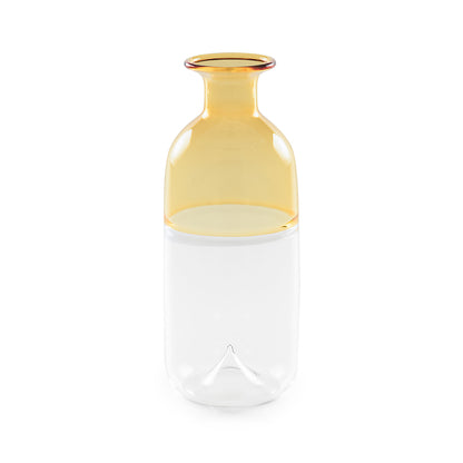 Delicato ed esclusivo, il Vaso monofiore giallo cm 18,5  della collezione Ametà di Rituali Domestici è realizzato in pregiato vetro soffiato borosilicato. Con la sua eleganza senza tempo, questo vaso aggiungerà un tocco di lusso e stile alla tua casa. Dimensioni: Ø 7,5 x 18.5 h cm. In negozio e online su tuttochic.it 