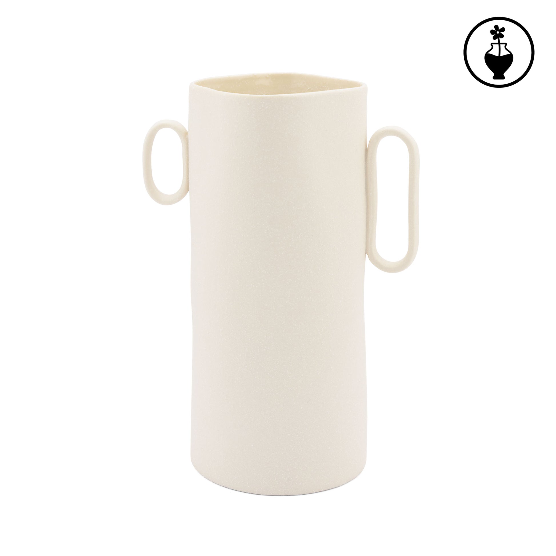 Esibisci la tua eleganza con il Vaso basso "PORTAMI". Realizzato in gres porcellanato di colore beige chiaro, questo vaso aggiungerà un tocco di classe alla tua casa. Perfetto per esporre le tue piante o come oggetto decorativo. Resistente all'acqua Dimensioni: cm 14 x 9 x 20.5 h. In negozio e online su tuttochic.it