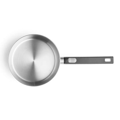 Vista dall'alto della superficie interna in acciaio della padella bassa Woll Logic Steel 20 cm con manico agganciato.
