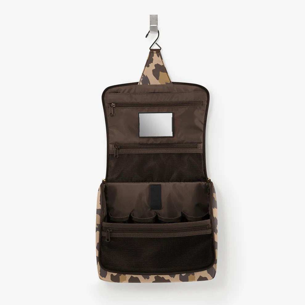 Trousse Reisenthel Leo Macchiato aperta e appesa con gancio.
Scomparti in rete e specchio