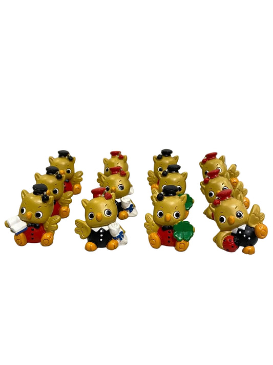 Kit da 12 pezzi di gufetti per laurea in resina decorata assortiti, bomboniere outlet economiche.
