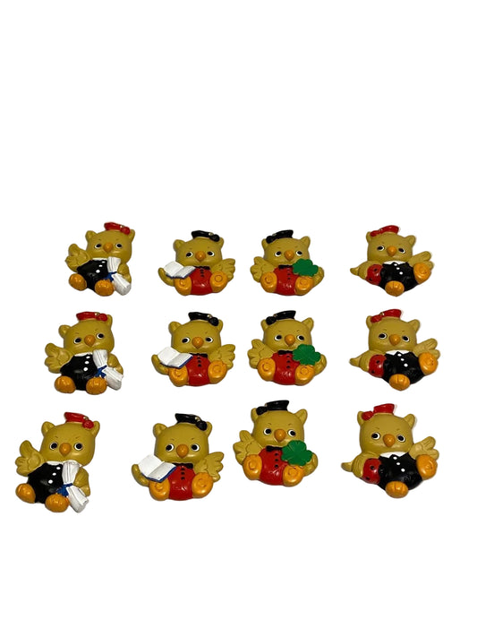 Kit da 12 gufetti magnete assortiti in resina decorata, piccoli gadget e bomboniere outlet magnetiche.