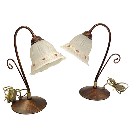 Coppia lumetti classici metallo marrone effetto noce e vetro beige.