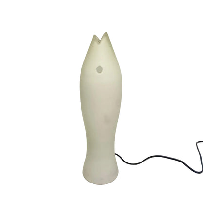 Lampada da tavolo Jill Le Cose Nostre a forma di pesce in vetro soffiato bianco latte con bocca aperta. Design di C. Hamel Tutto Chic.