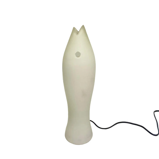 Lampada da tavolo Jill Le Cose Nostre a forma di pesce in vetro soffiato bianco latte con bocca aperta. Design di C. Hamel Tutto Chic.