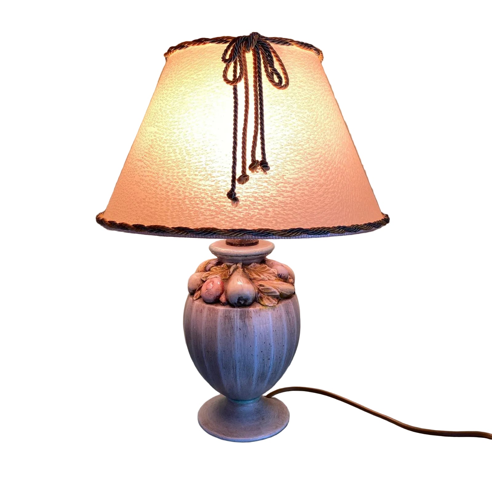 Lampada da tavolo vintage Bosa Ceramiche collezione Melrose, base verde con frutta in rilievo e paralume beige con cordoncini oro, Tutto Chic.