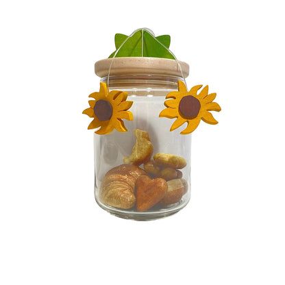 Biscottiera barattolo in vetro trasparente con coperchio in legno d'acero e pendenti a forma di girasole modello Girasole di Legnomagia.